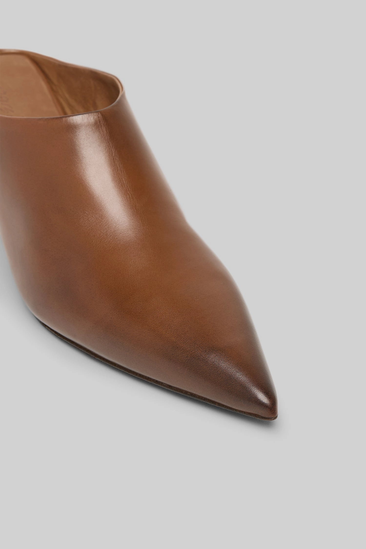 Calm Crafted City-Fit Aculeo Leather Mule In Basalt