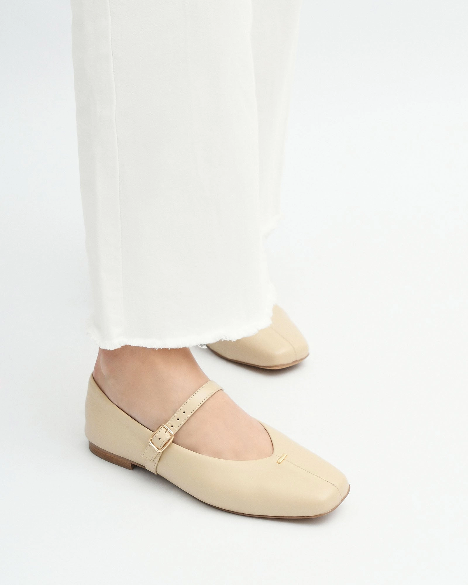 April Casual Flats Sand Leather Designed To Shift