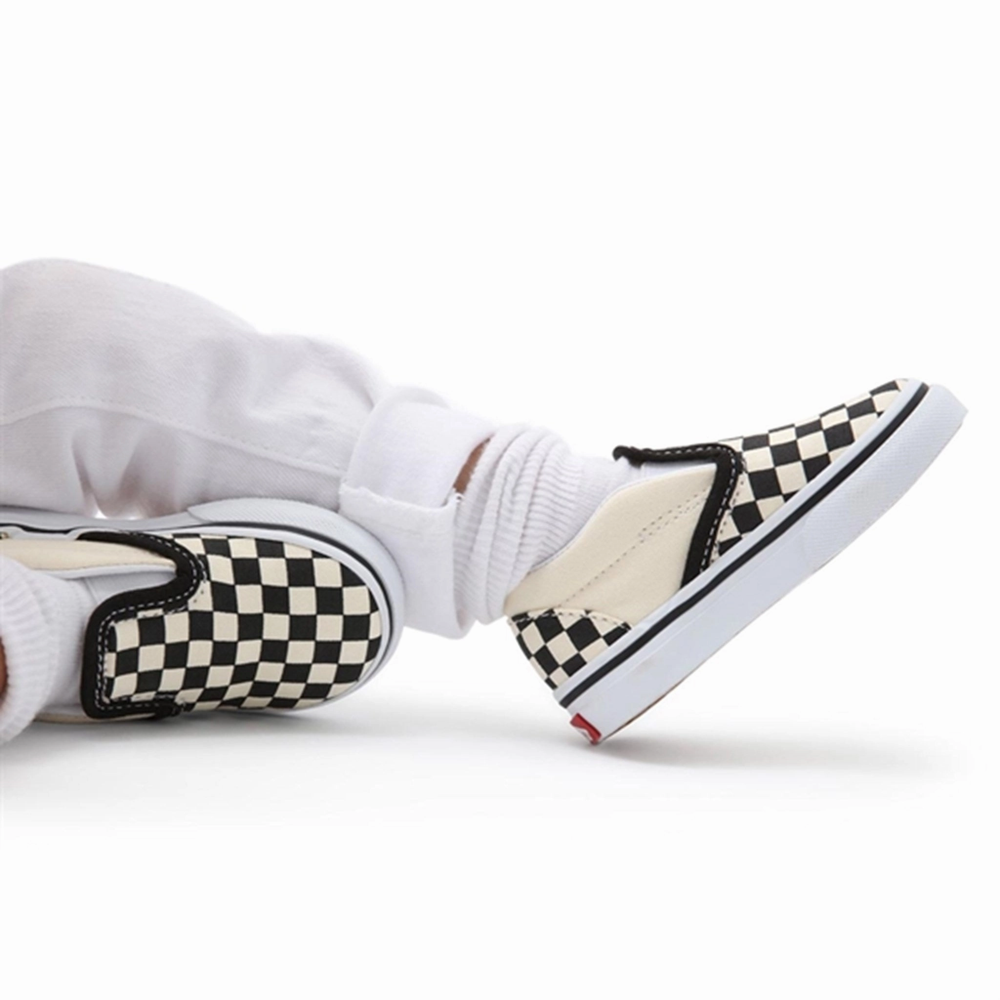 Vans Classic Slip-On Black/White Checkerboard Sko Seamless Lifestyle Motion Living