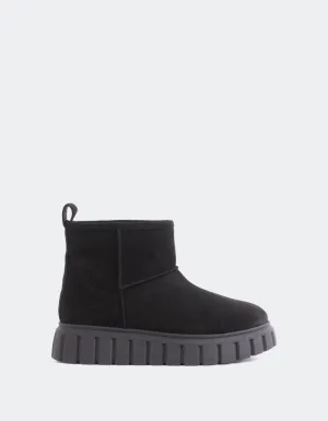 Purpose-First Outfit Relaxed Core Mortara Black Suede