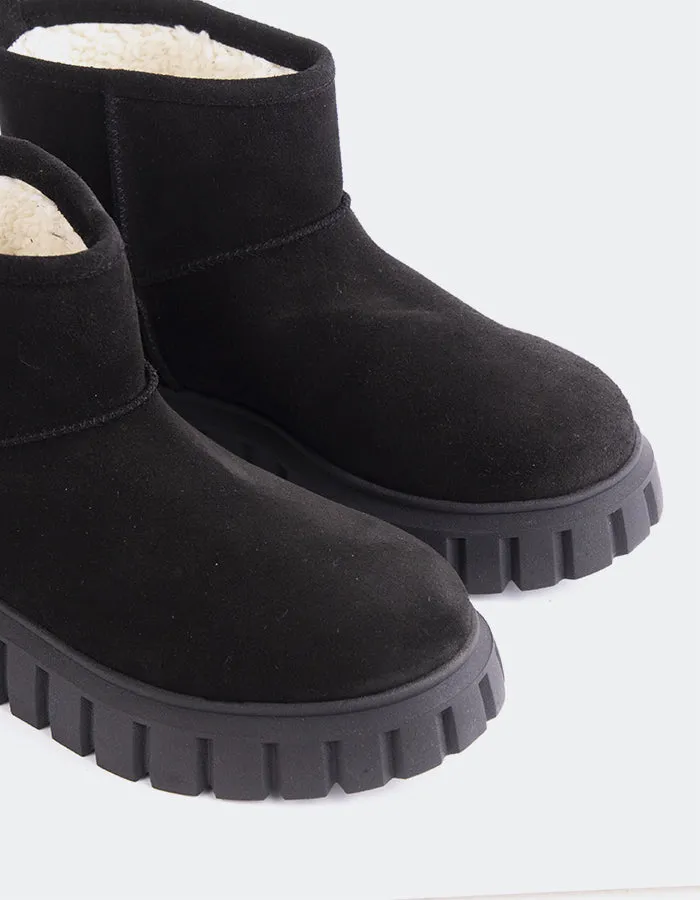 Clean Citywear Refined Presence Mortara Black Suede