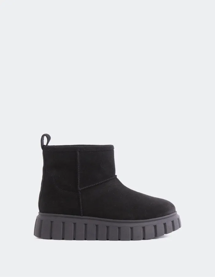 Purpose-First Outfit Relaxed Core Mortara Black Suede