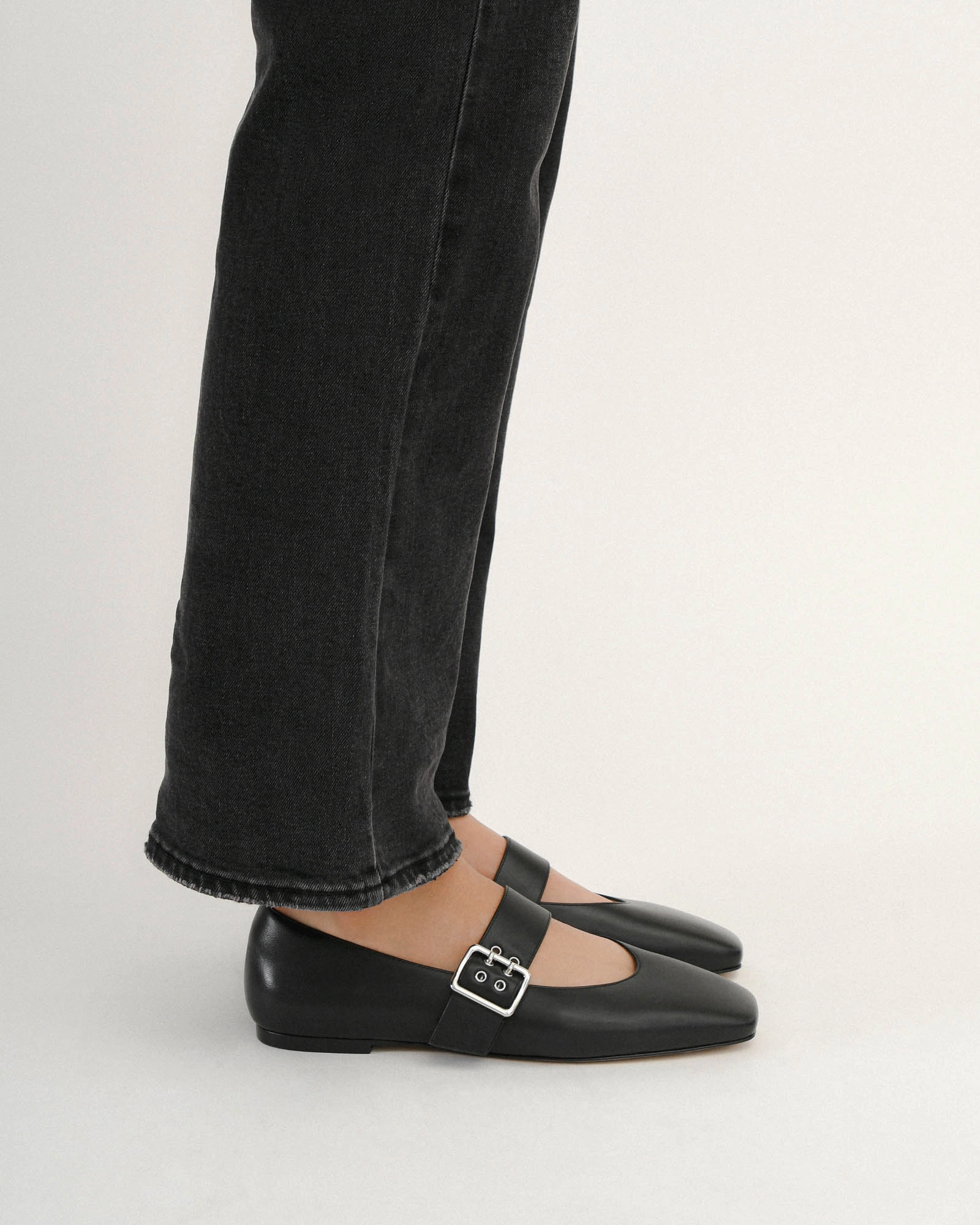 Sarah Casual Flats Black Leather Bold Form Clean-Motion System