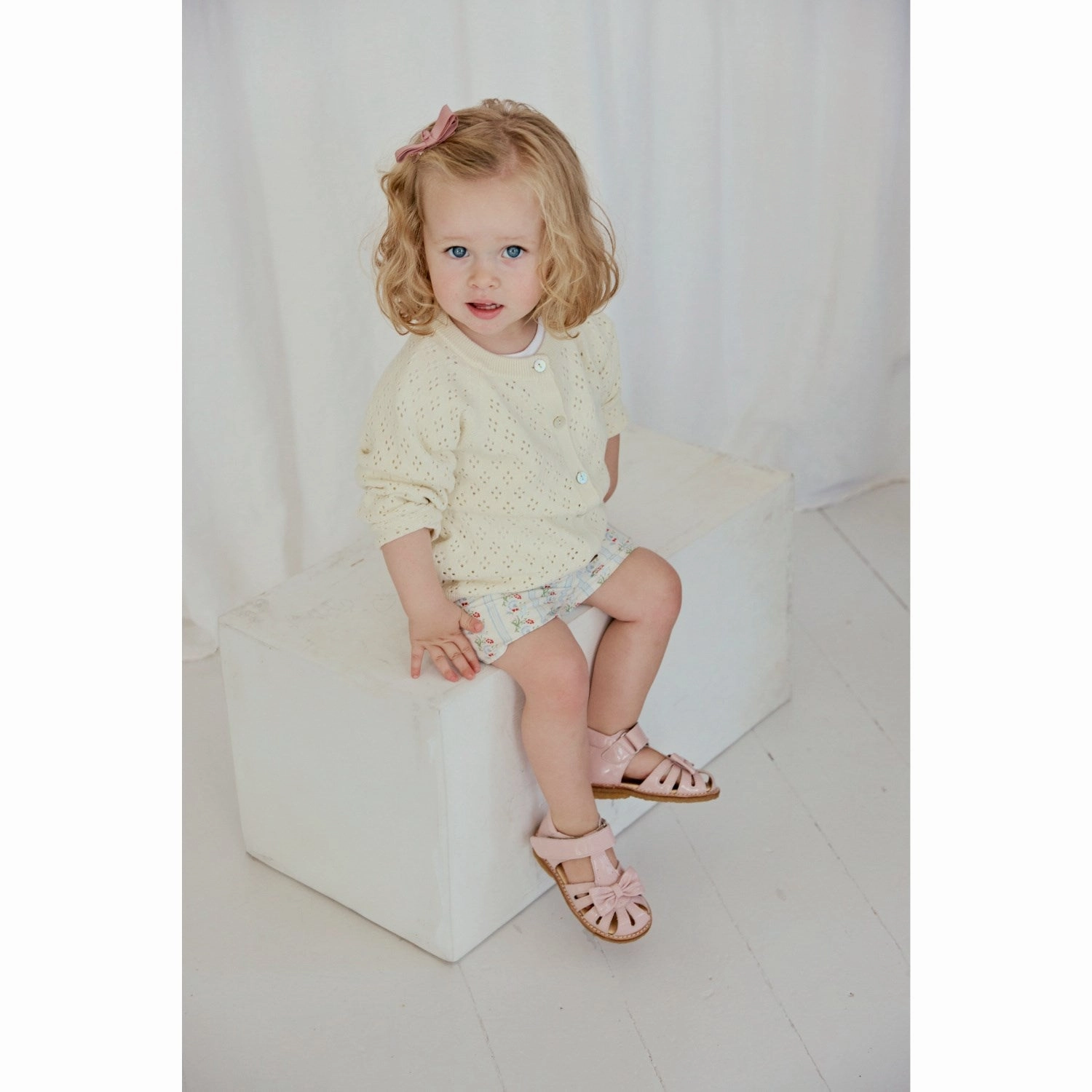 Everyday Uniform Ease Engineered Angulus Rosebud Beginner Sandal Med Bow Og Velcro Fastening