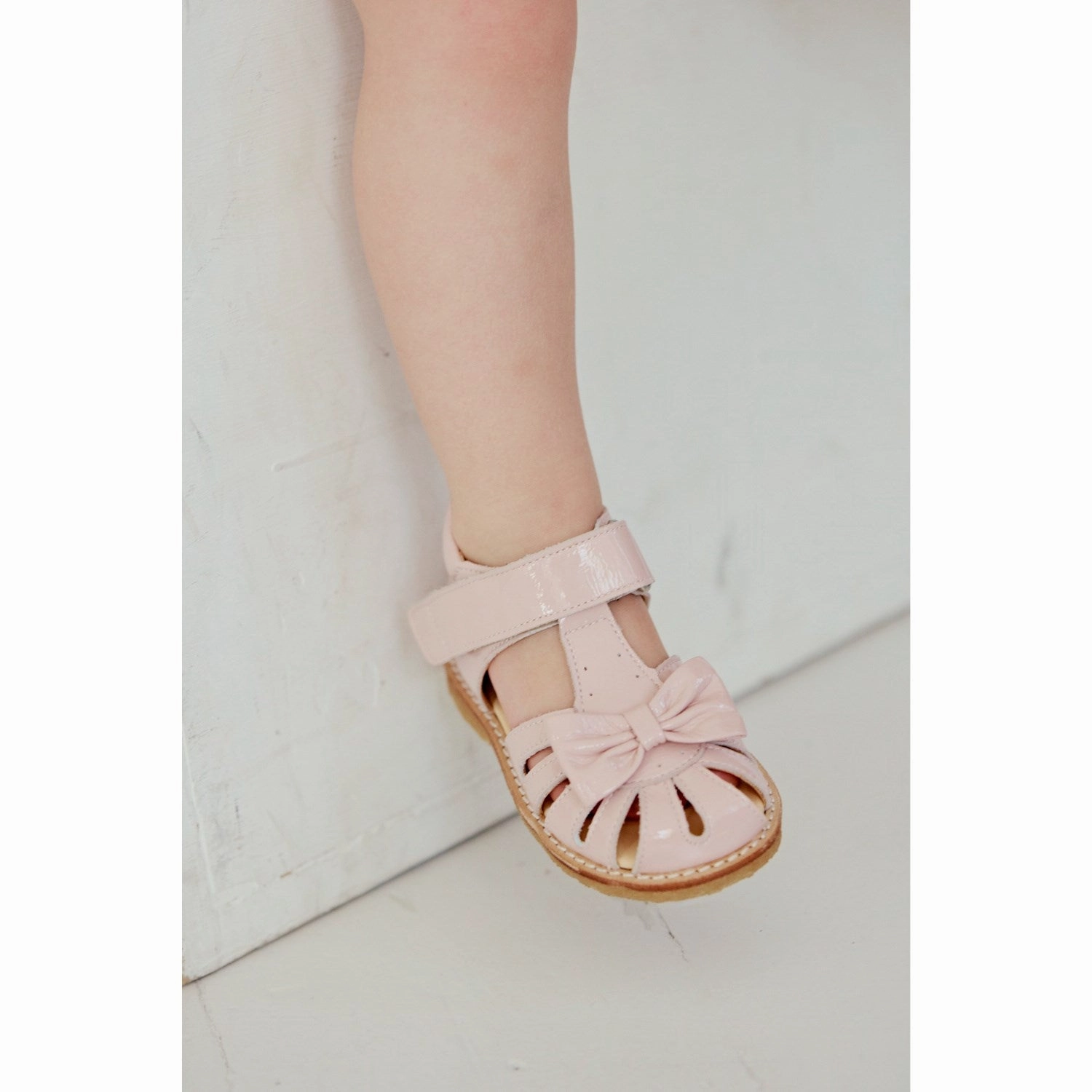 Urban Lifestyle Modern Tone Angulus Rosebud Beginner Sandal Med Bow Og Velcro Fastening