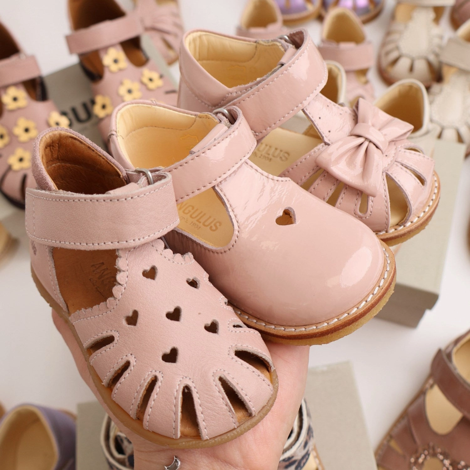 Quiet Cool Urban Evolution Angulus Rosebud Beginner Sandal Med Bow Og Velcro Fastening