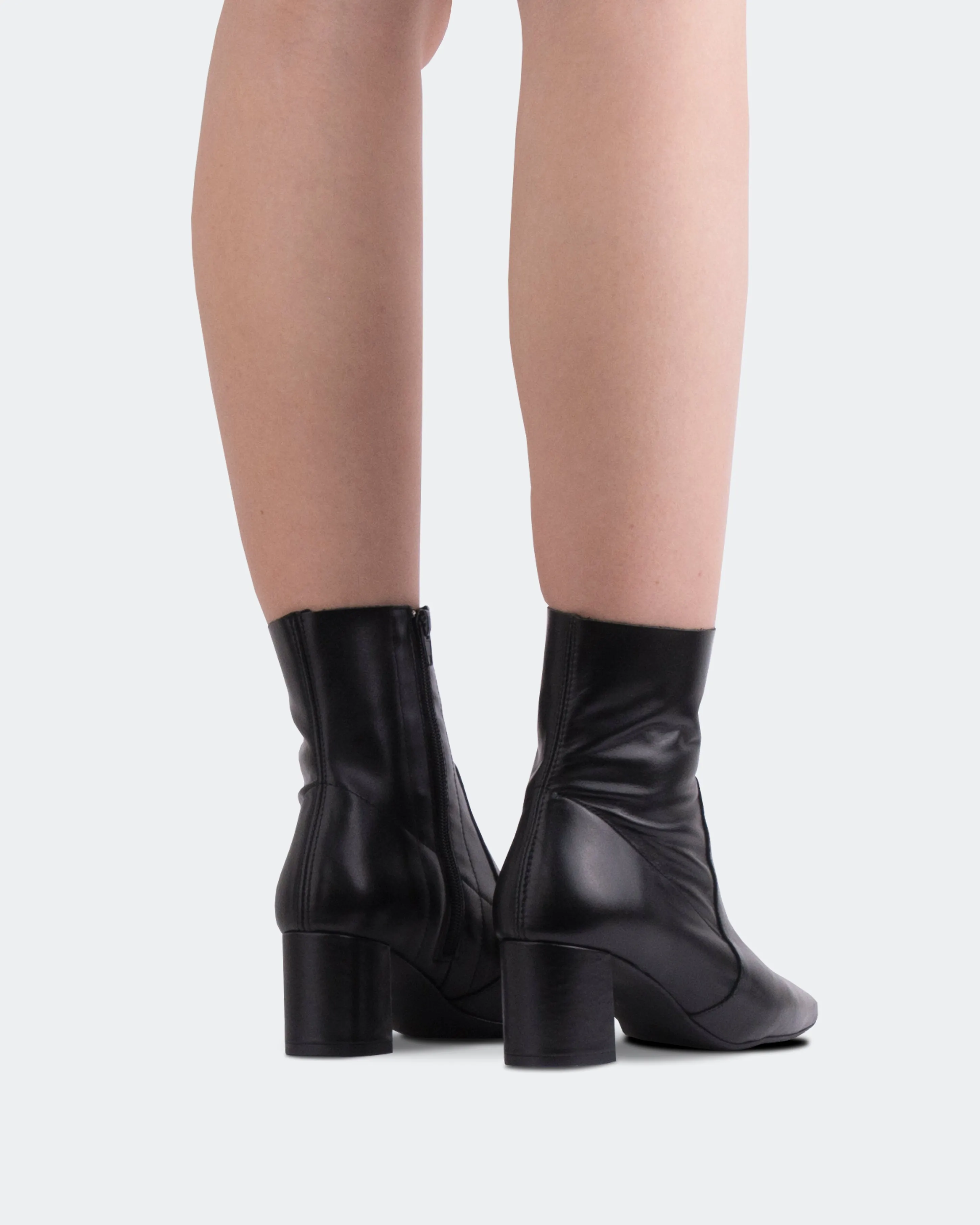 Bold Form Gillian Black Leather