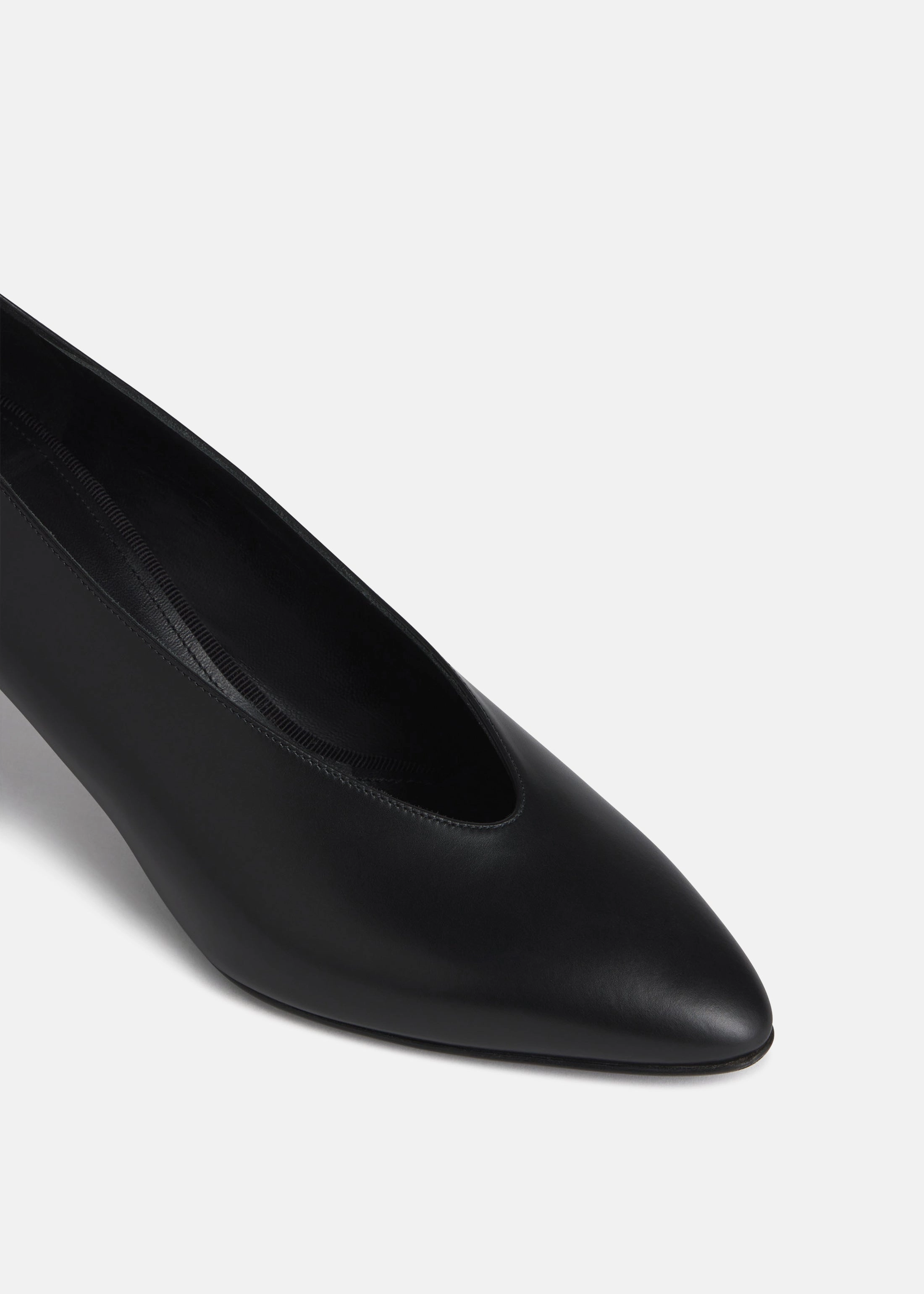 Pointed Kitten Heel In Black Fresh Function Engineered Comfort