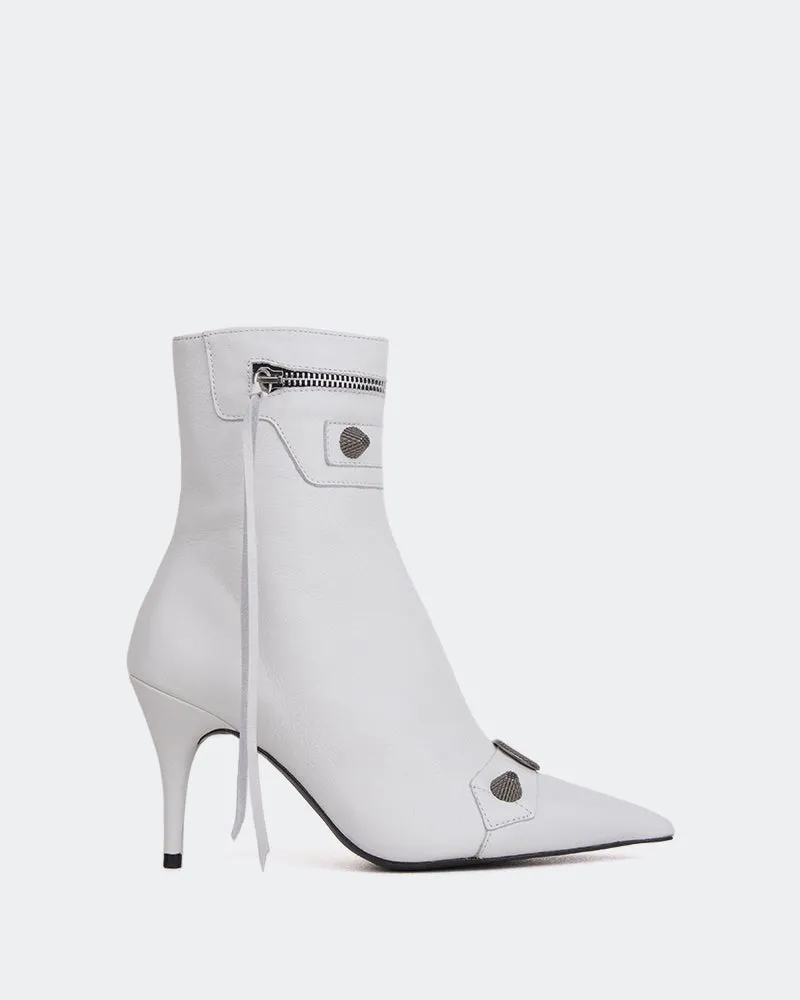 Minaj White Leather Mindful Wear Fluid Design