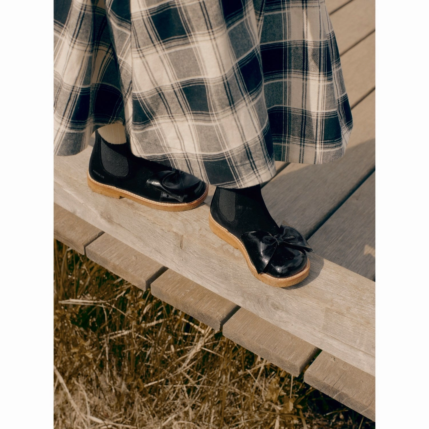 Smooth Layers Next-Gen Vibe Angulus Black/Black Elastic Chelsea Boot With Salmon Nose And Bow