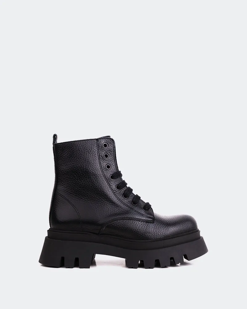 Sainz Black Leather Elevate Your Day Light-Living
