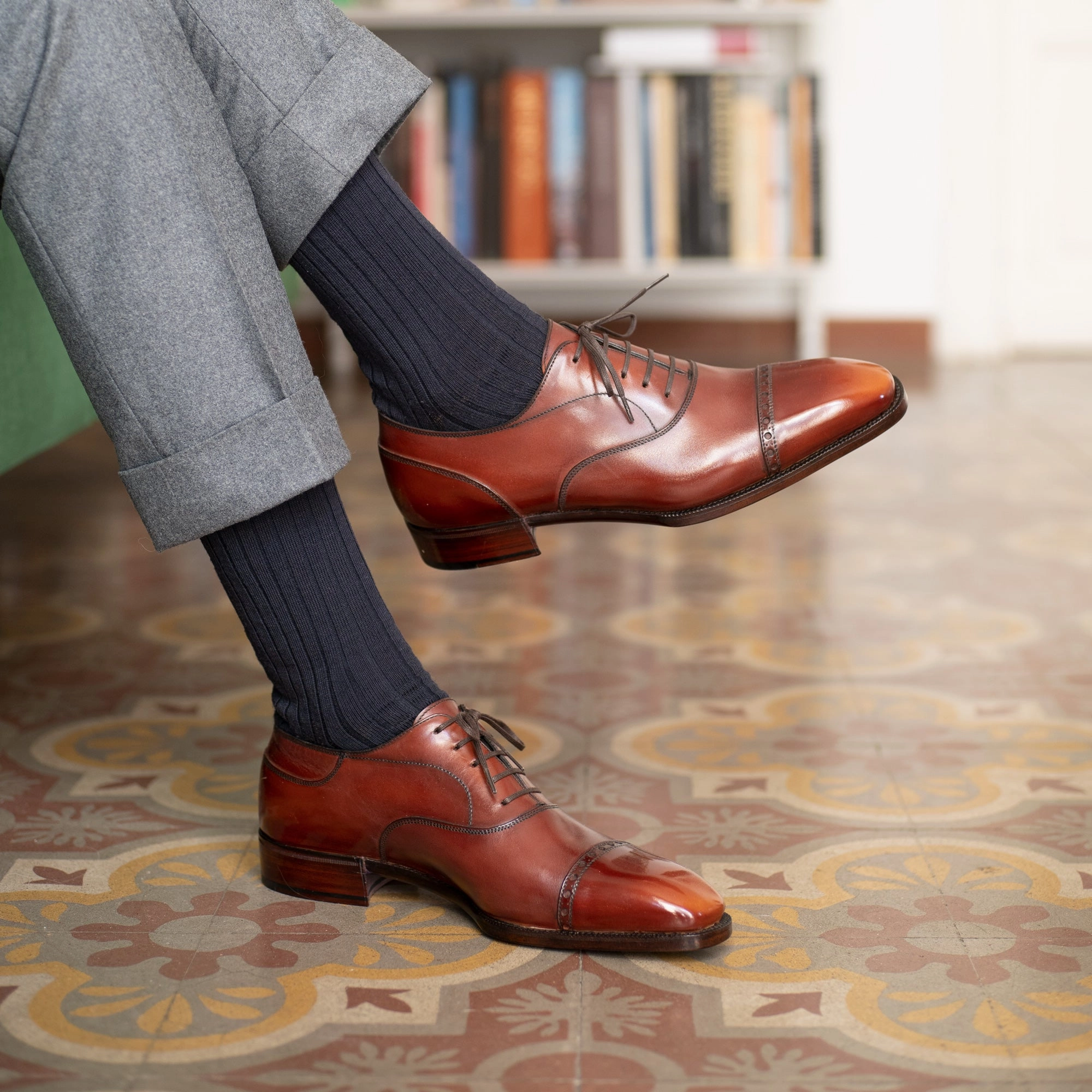 Mario Oxford Shoe (Handmade Beveled Waist) - Bourbon Patina Adaptive Edge Form In Action