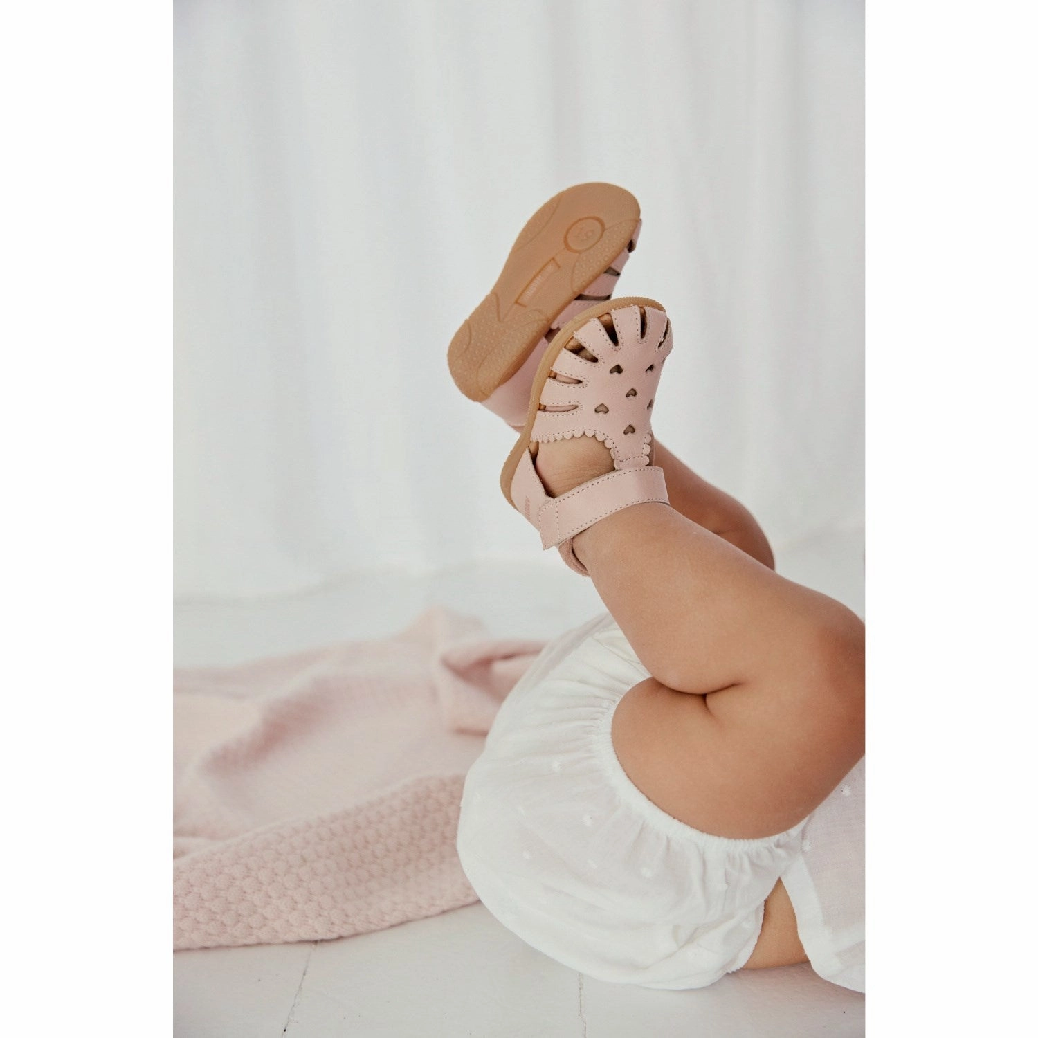 Active-Inspired Carry Your Vibe Angulus Rosebud/Rosebud Barnets F?Rste Sandal Med Udstanset Hjertem?Nster