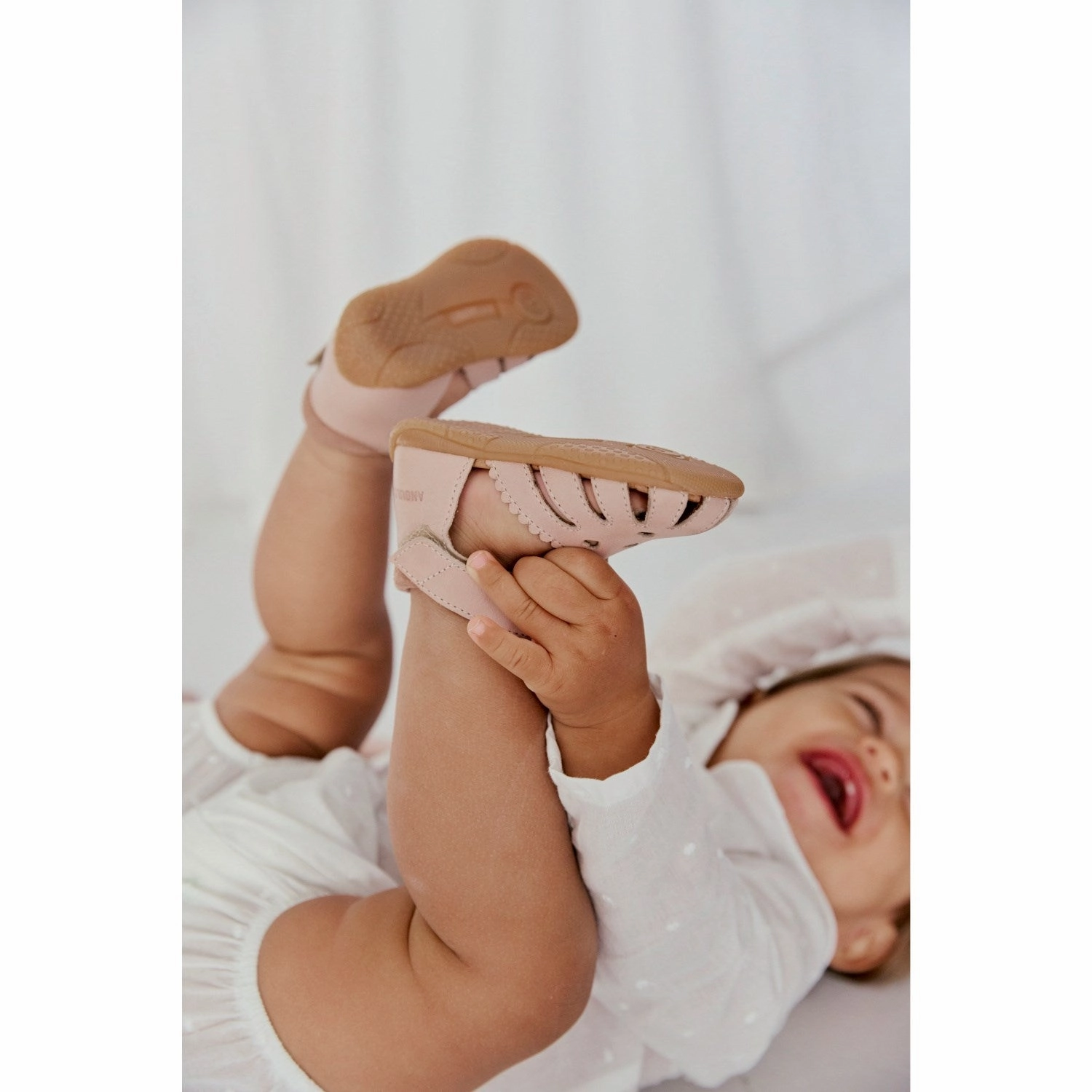 Crafted To Move Angulus Rosebud/Rosebud Barnets F?Rste Sandal Med Udstanset Hjertem?Nster