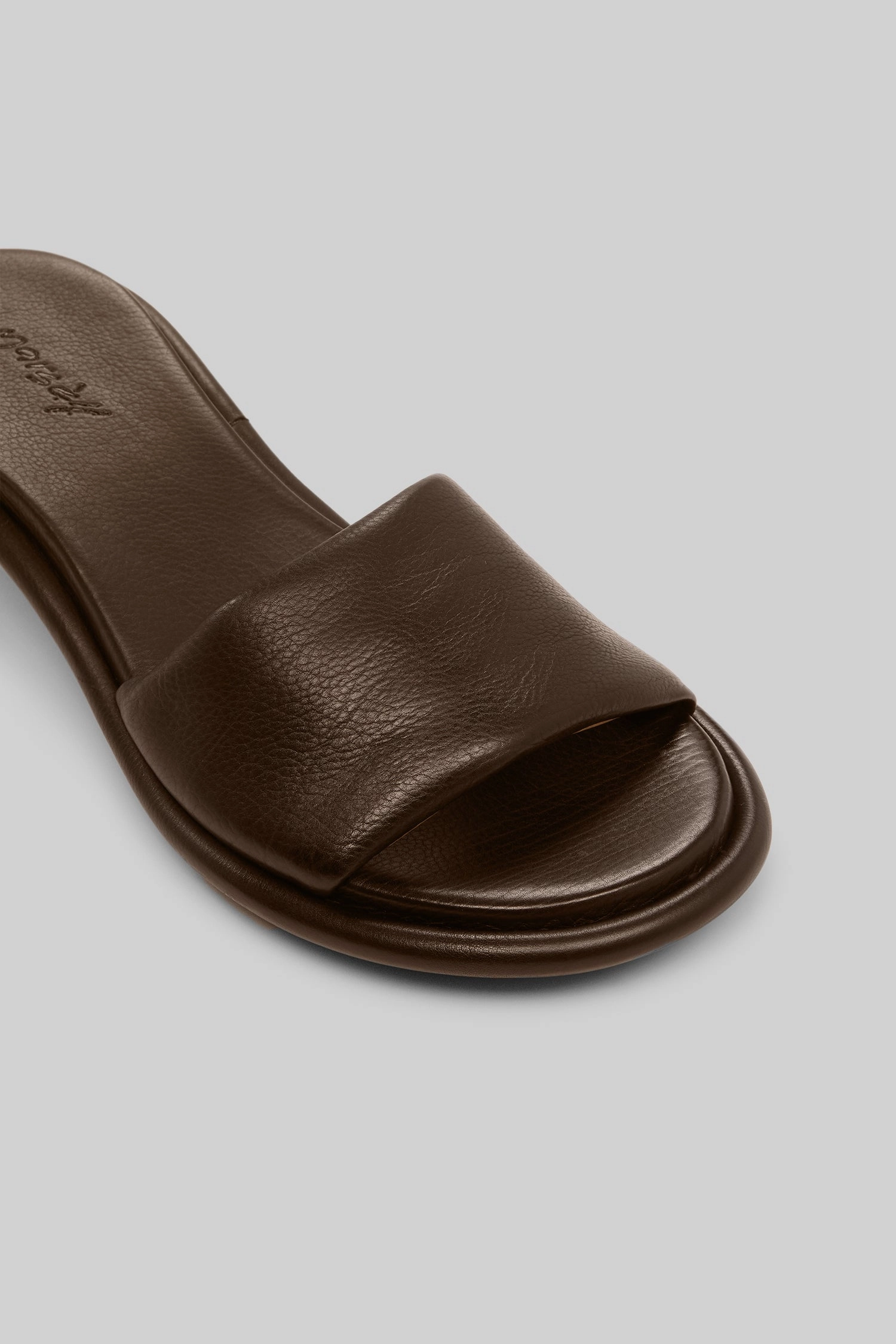 Streamlined Edge Spilla Leather Kitten Heel Sandal In Chocolate