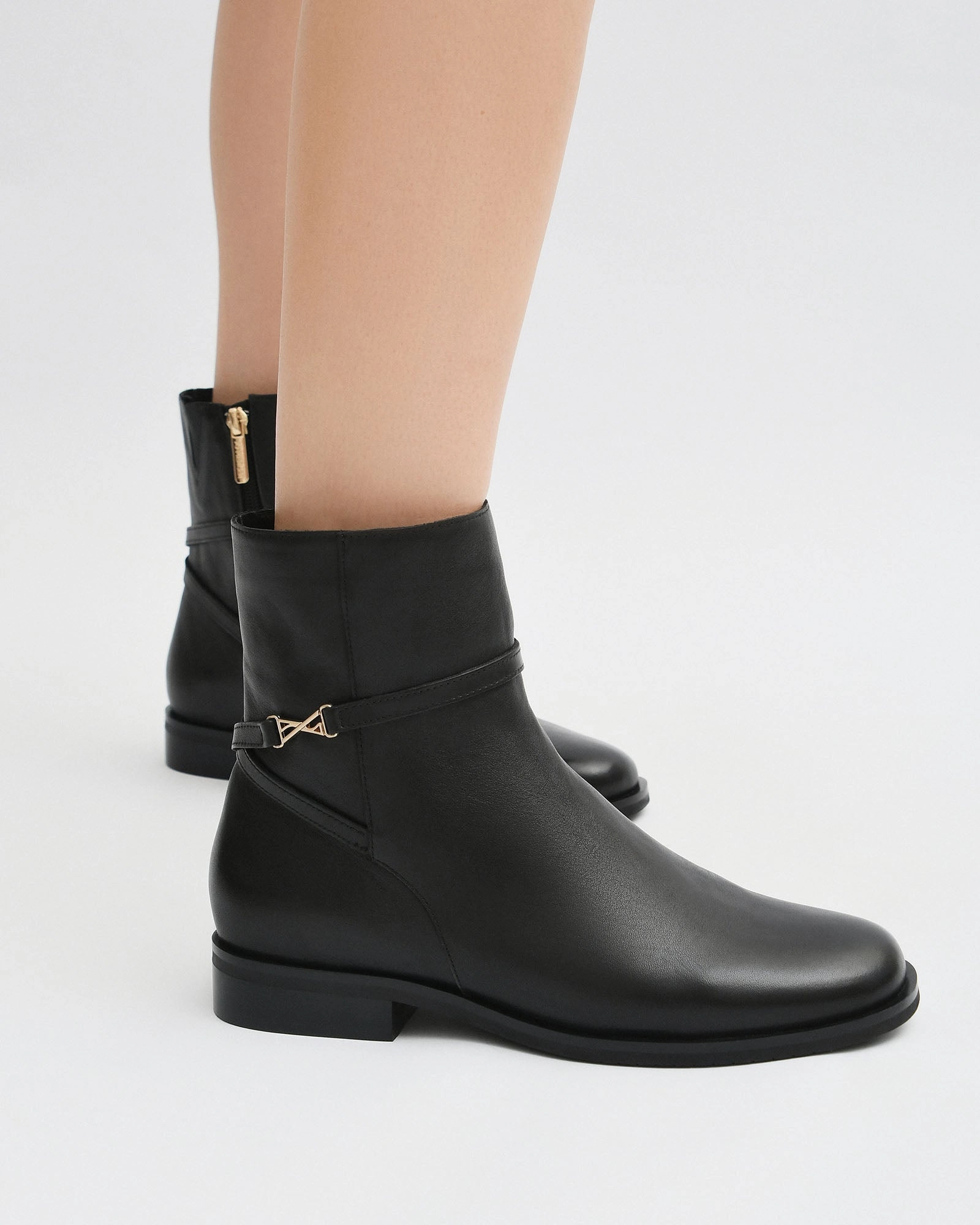 Shift-Mode Movement Reimagined Gilbert Flat Ankle Boots Black Leather