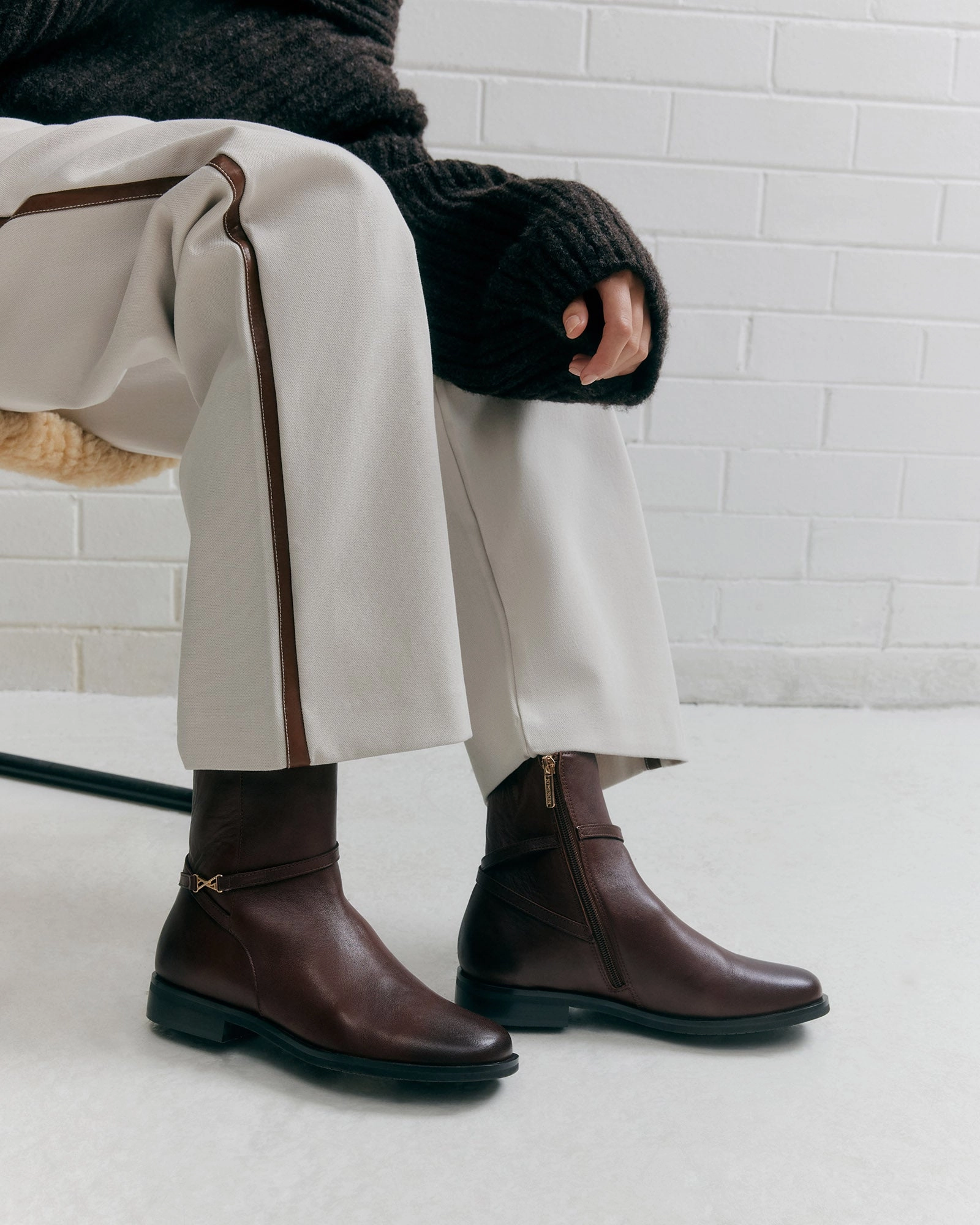 Refined Presence Clean Citywear Gilbert Flat Ankle Boots Chestnut Leather