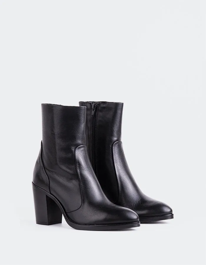 Giove Black Leather Crafted For Calm