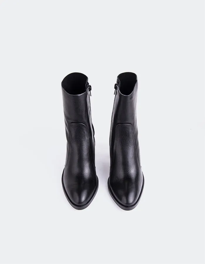 Laid-Back Luxe Design In Motion Giove Black Leather