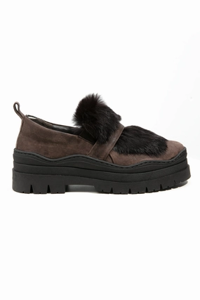 Quiet Vibe Confident Minimal Grattato Leather Loafer With Fur In Moro
