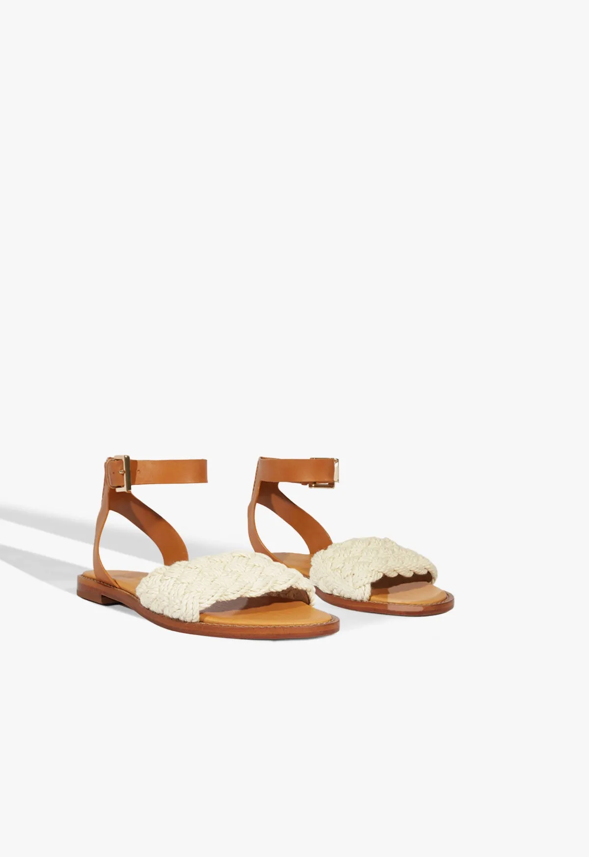 Isabel Flat Sandal Streamlined Look