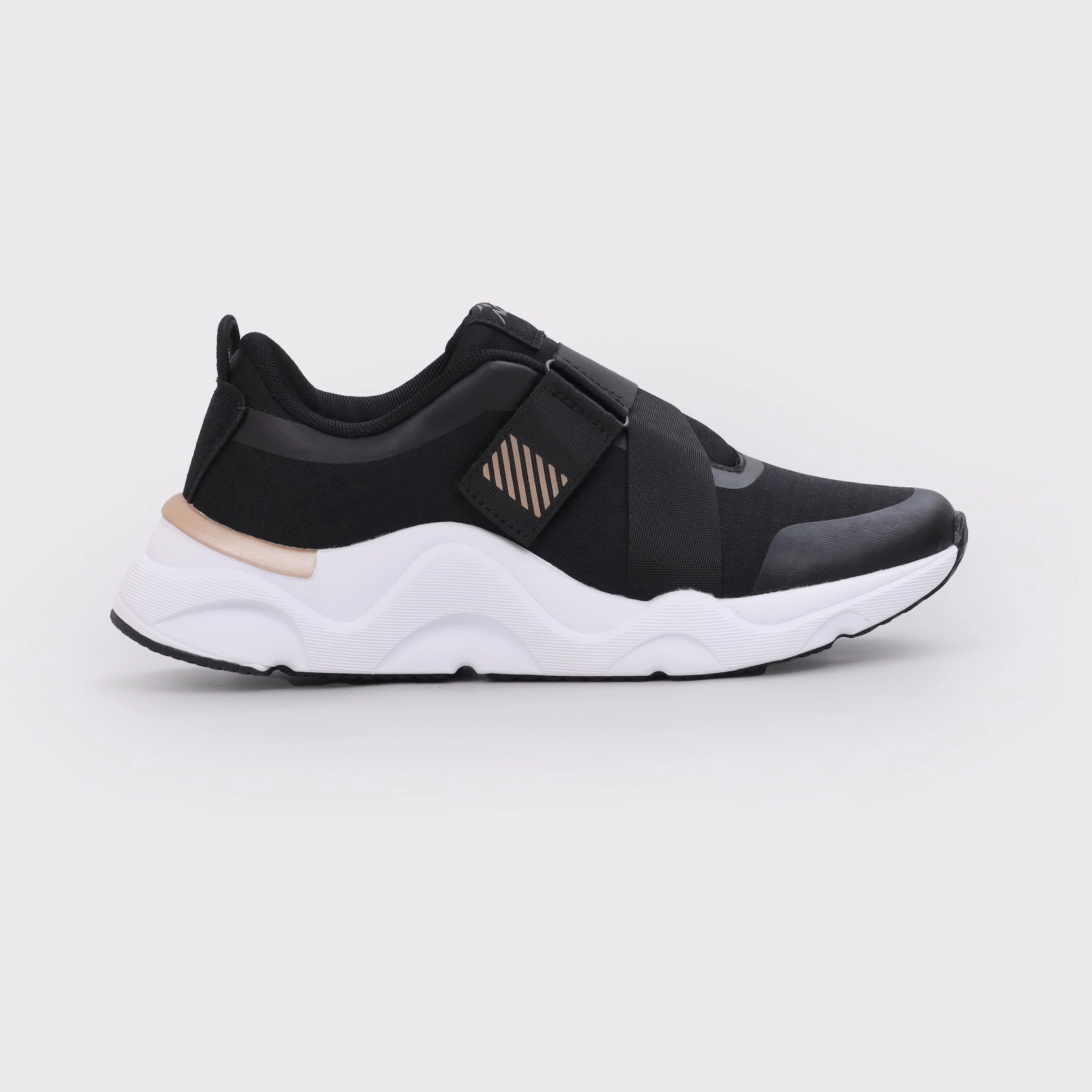 L-Ac-0100065-Snakers Move Smarter Refined To Move
