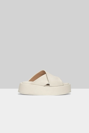 Your Next Layer Confident Comfort Piattaforma Leather Sandal In Ivory