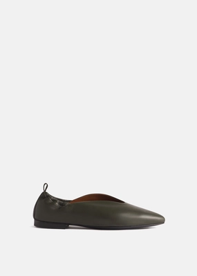 Everyday Motionwear Leather Ruched Back Pointed Flat In Olive