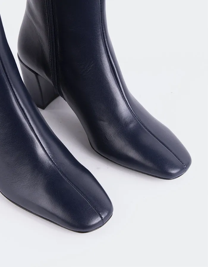 Lioni Navy Leather Design In Motion Simple City