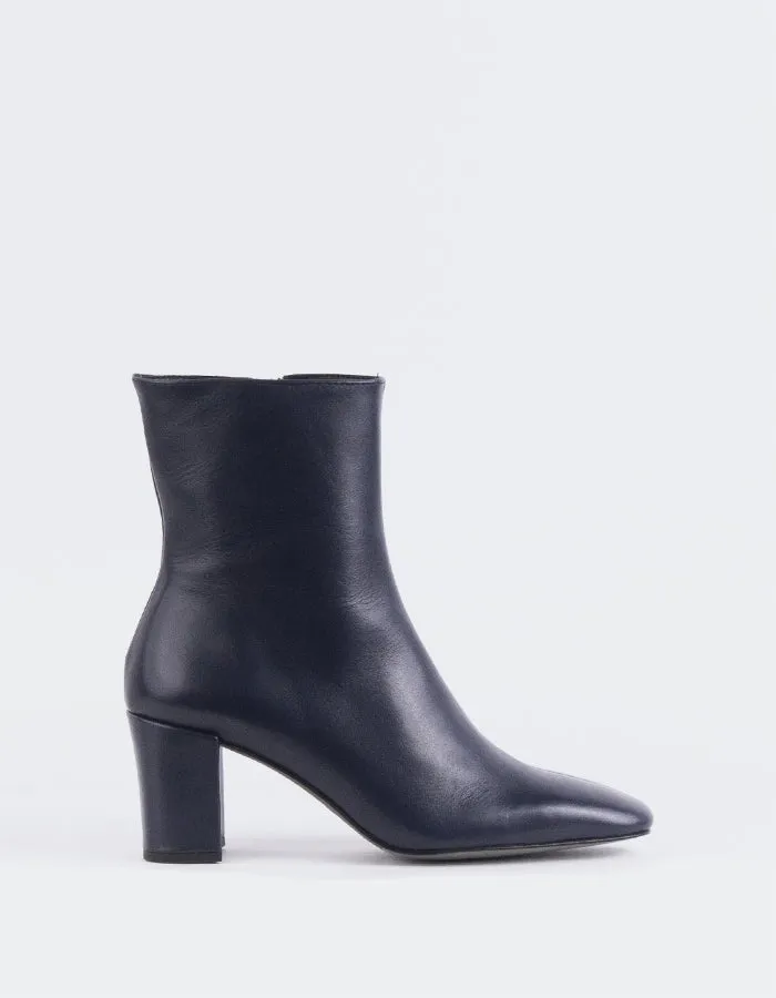 Everyday Motionwear Lioni Navy Leather