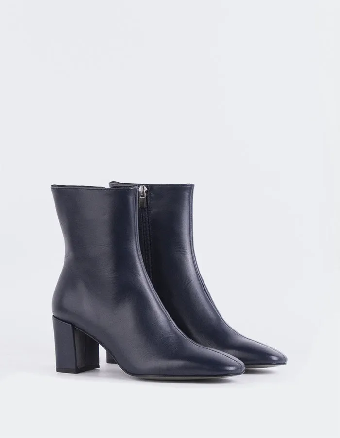 Lifestyle Built Elevate Your Routine Lioni Navy Leather