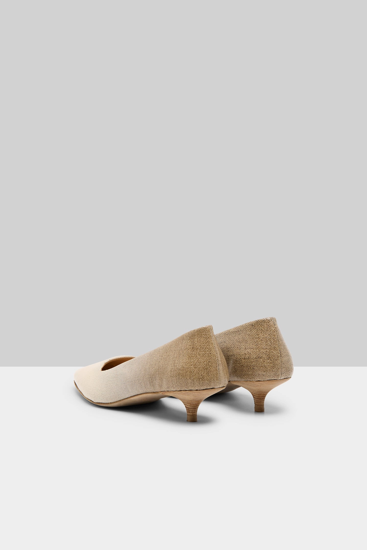 Signature Look Cool Tones Longiforma Coated Linen Leather Pump In Ivory-Natural