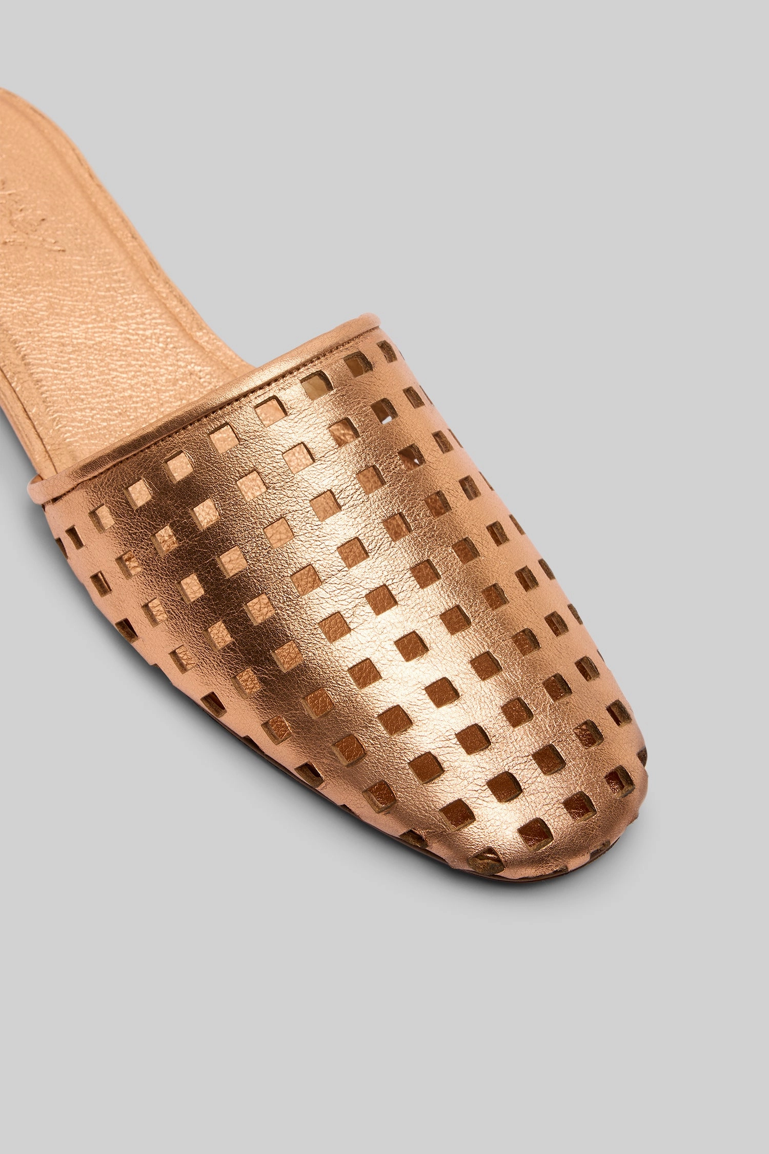 Minimal Movement Distesa Forata Leather Mule Sandal In Copper Foil