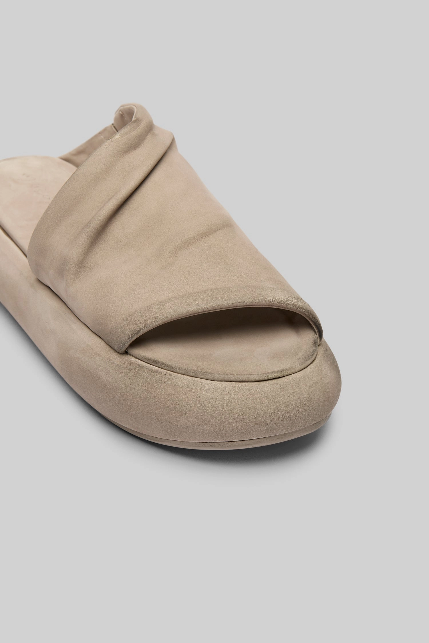 Bold Minimal Ciambellona Leather Slide Sandal In Argilla