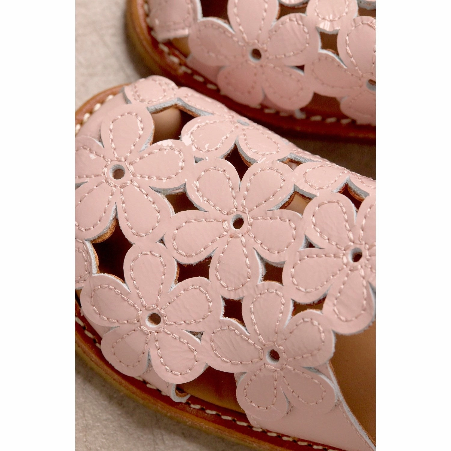 Cool In Motion Distinctly Modern Angulus Rosebud Sandal Med Blomsterdetaljer