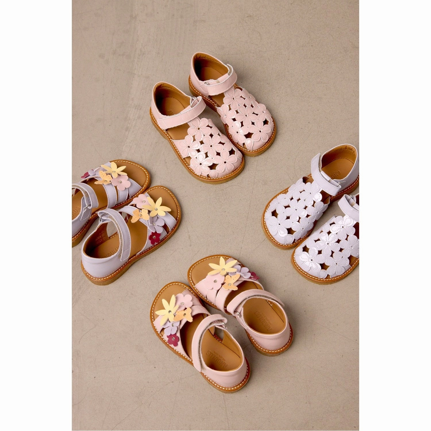 Fit-Flow Modular Minimalism Angulus Rosebud Sandal Med Blomsterdetaljer
