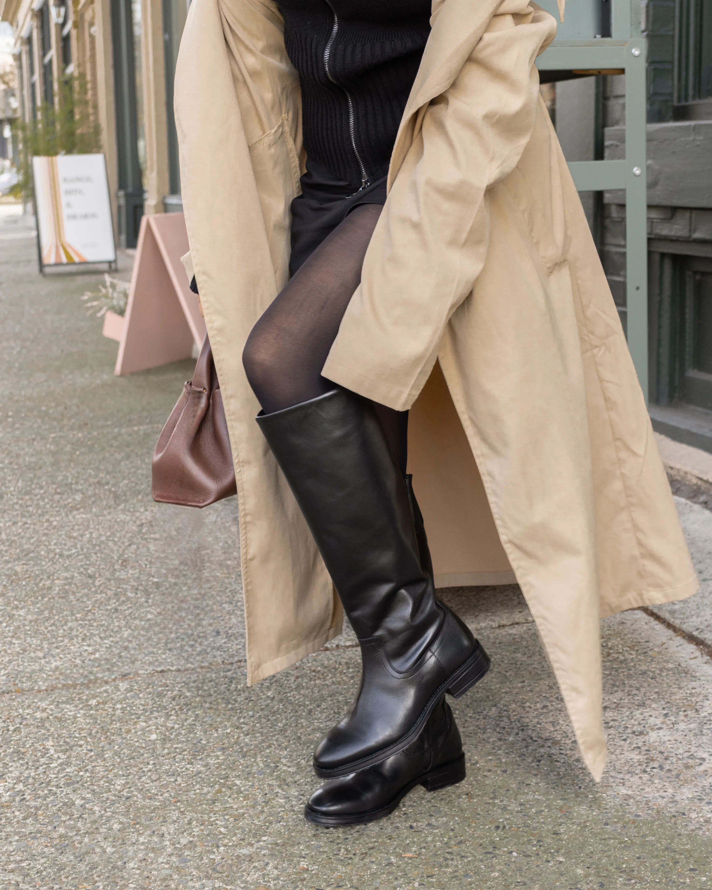 Forward-Looking Fit Delorre Black Leather