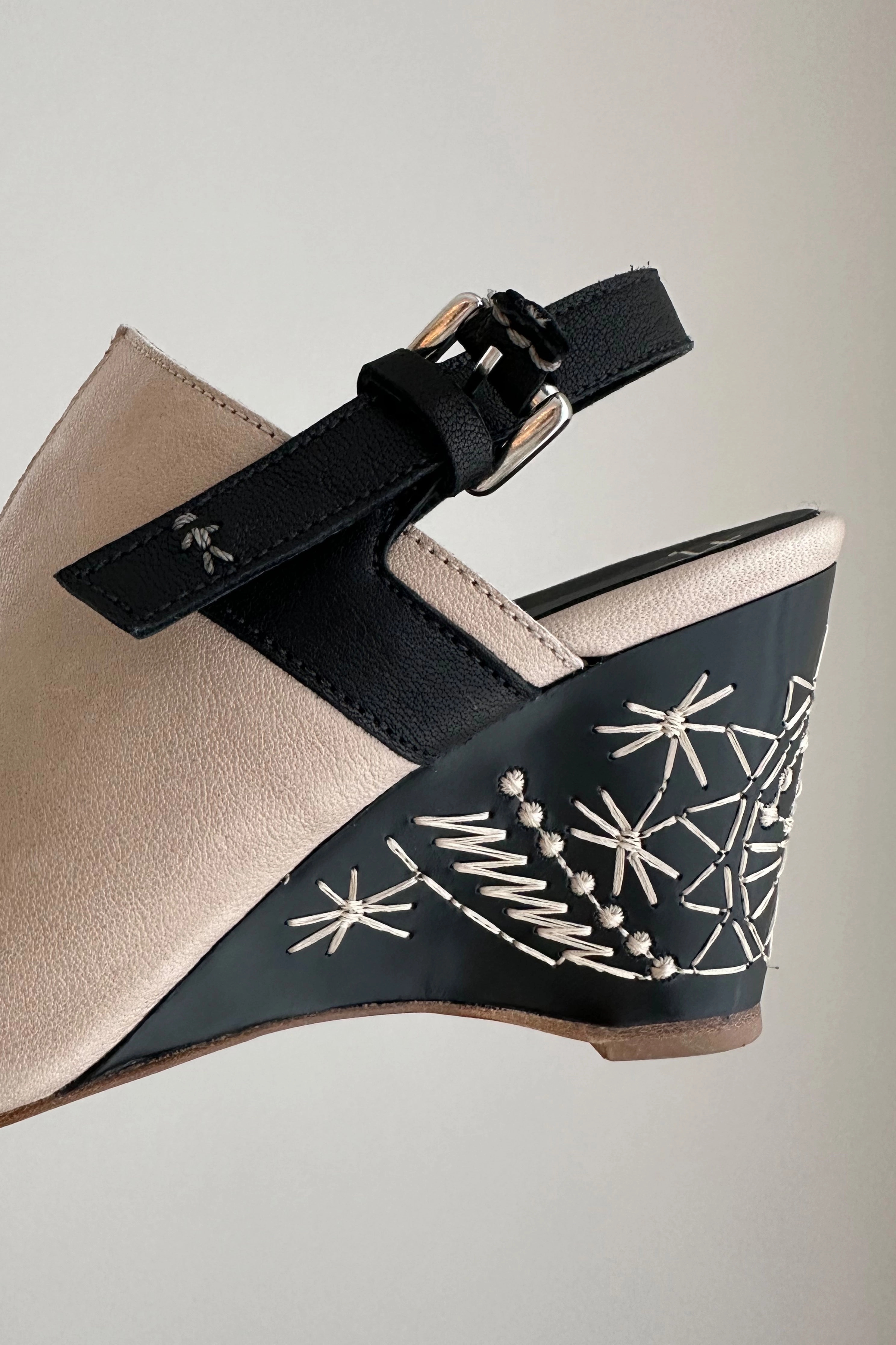 Cool Experience Flexible Everyday Leather Wedge Sandal In Old Iron Cream And Black