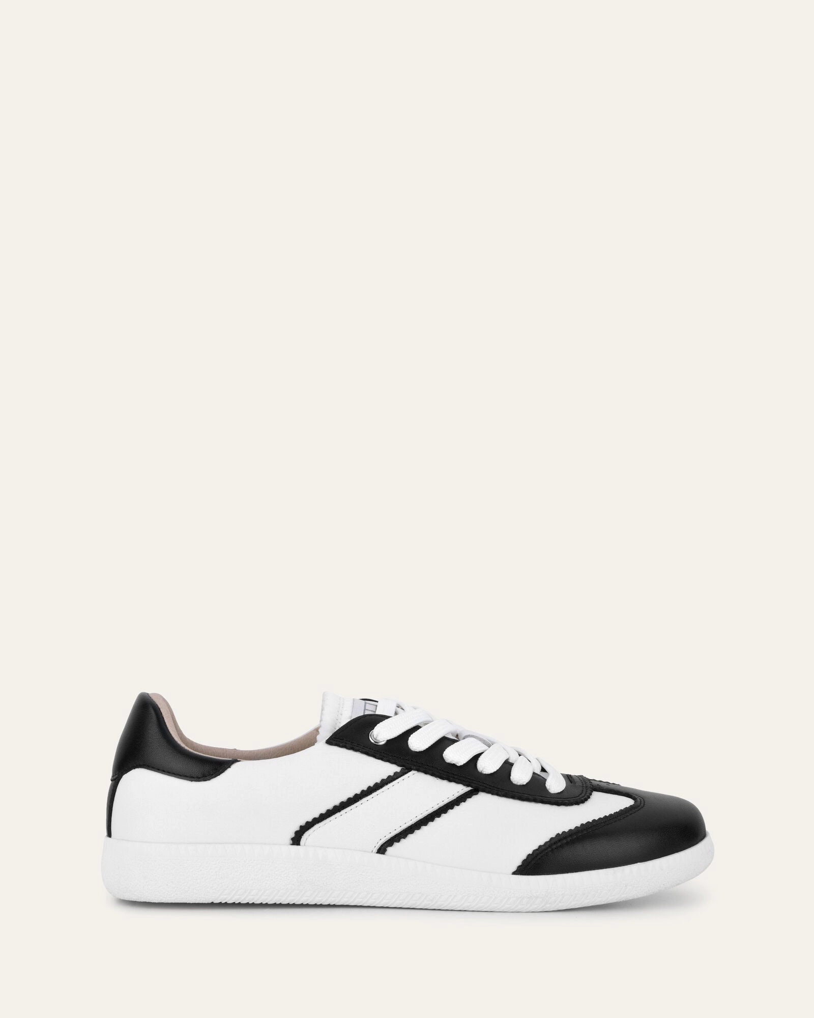 Lola Sneakers Black White Leather Designed For Presence