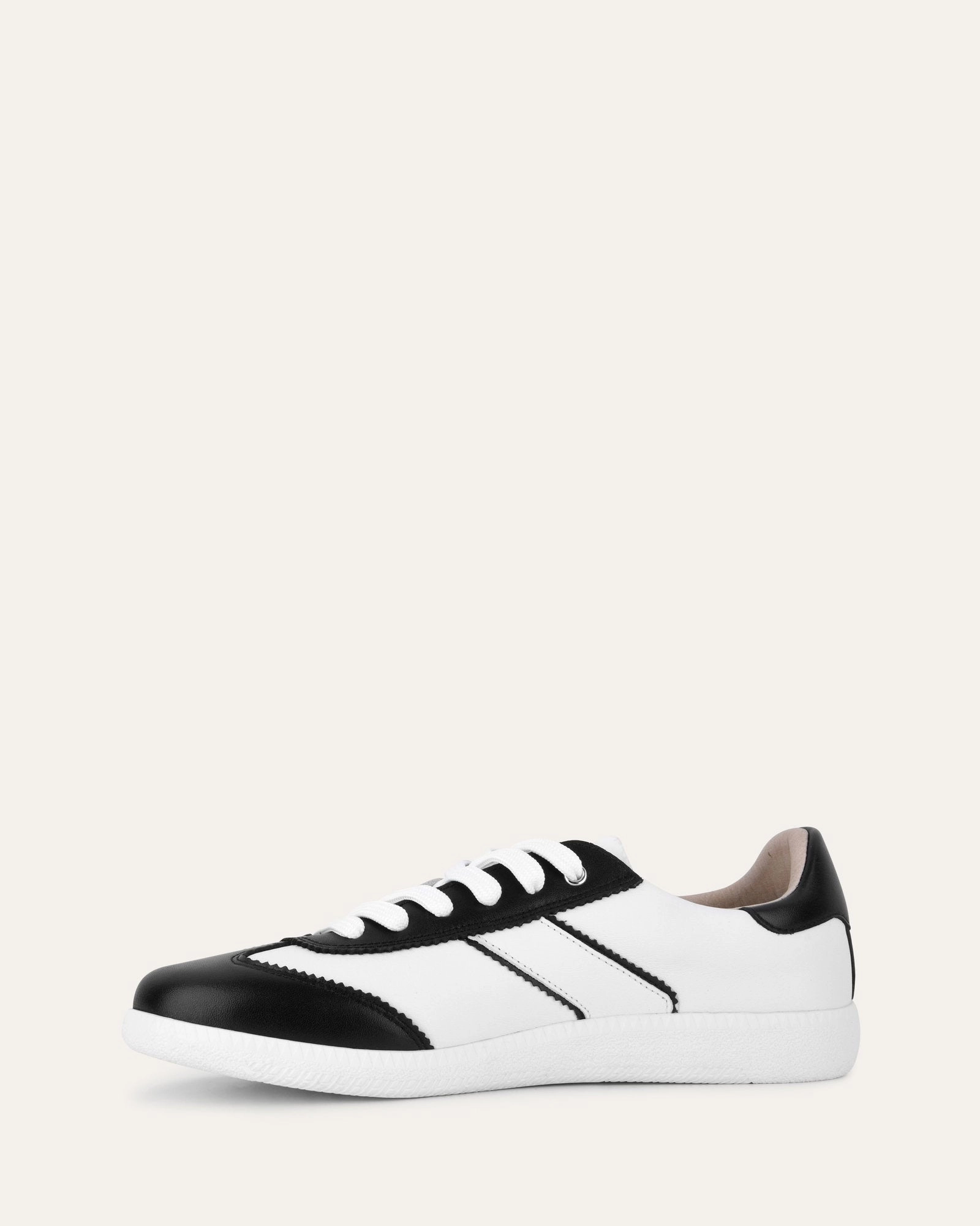 Lola Sneakers Black White Leather Engineered For Flow Soft-Fit System