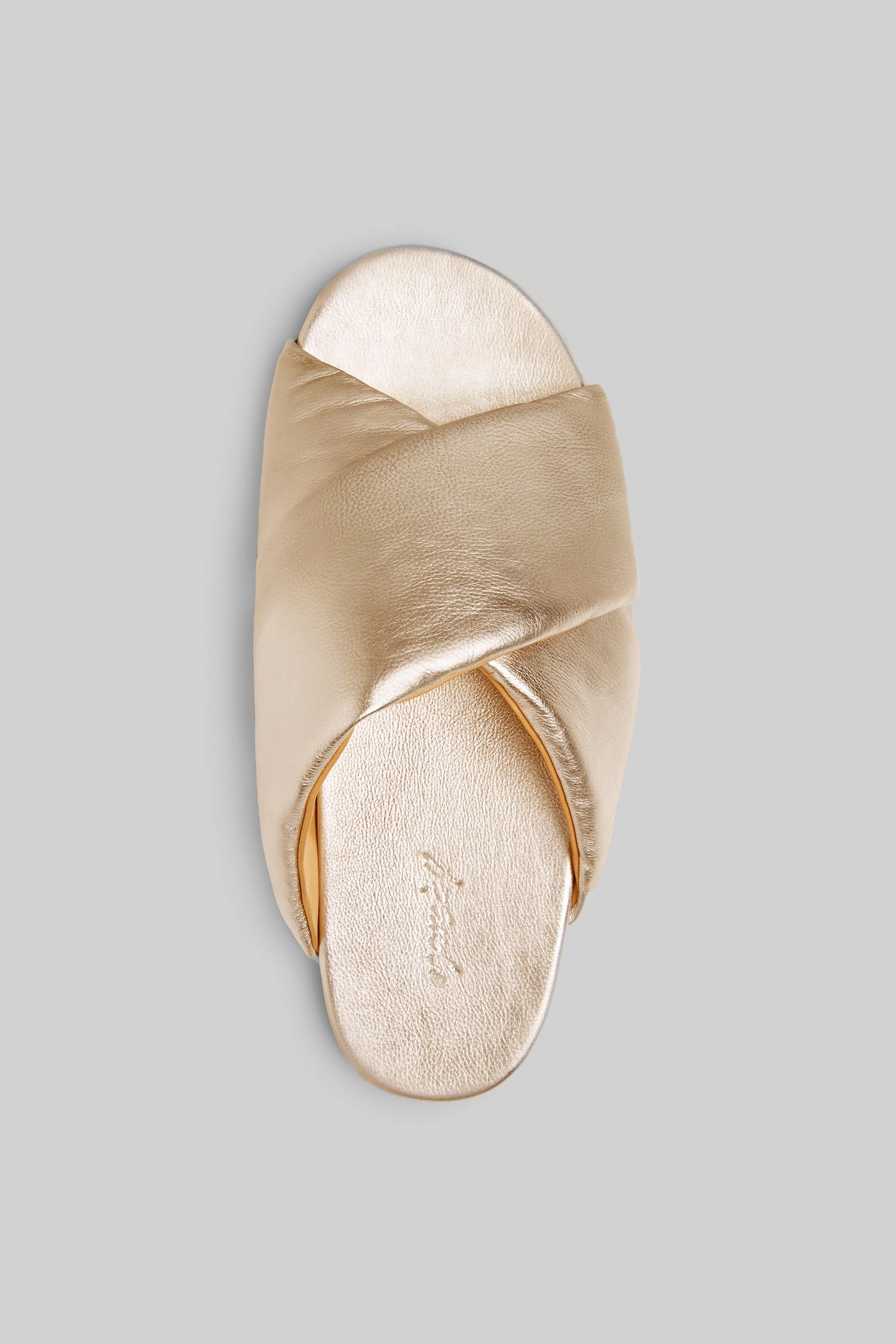 Sleek Citywear Spanciata Laminated Leather Slide Sandal In Platino