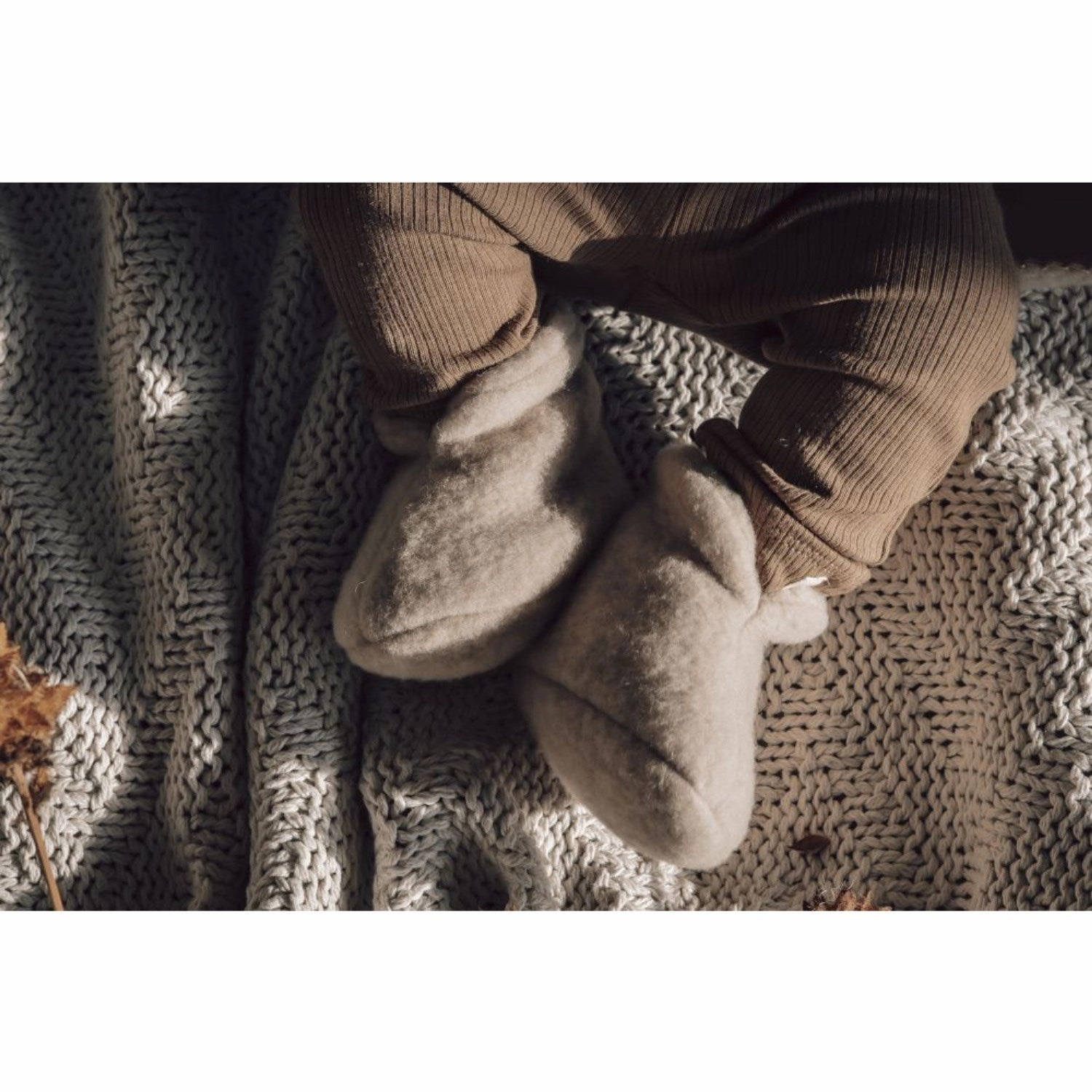 Future-Neutral Alwero Beige Newborn Slippers Virgin Wool