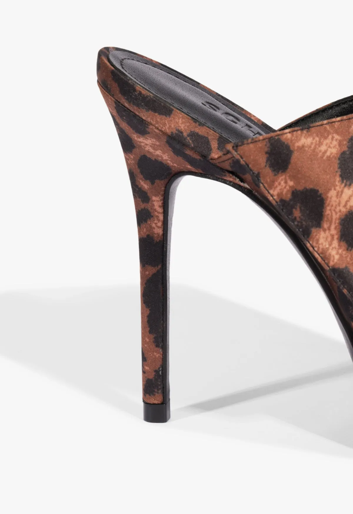 Yasmeen Sandal Refined Edge New Urbanism