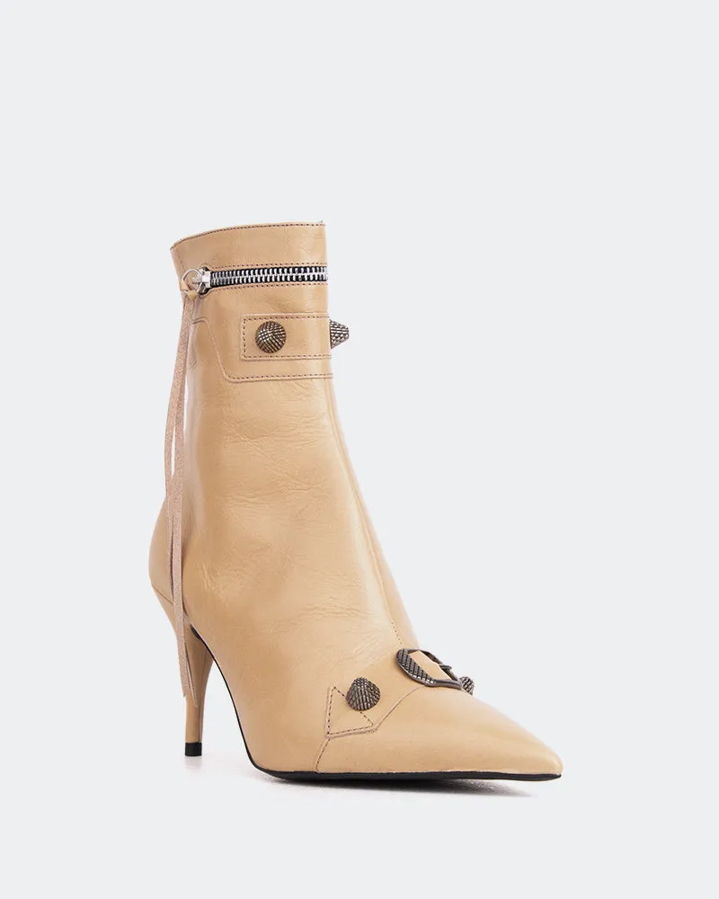Minaj Nude Leather Calm-Driven Fit