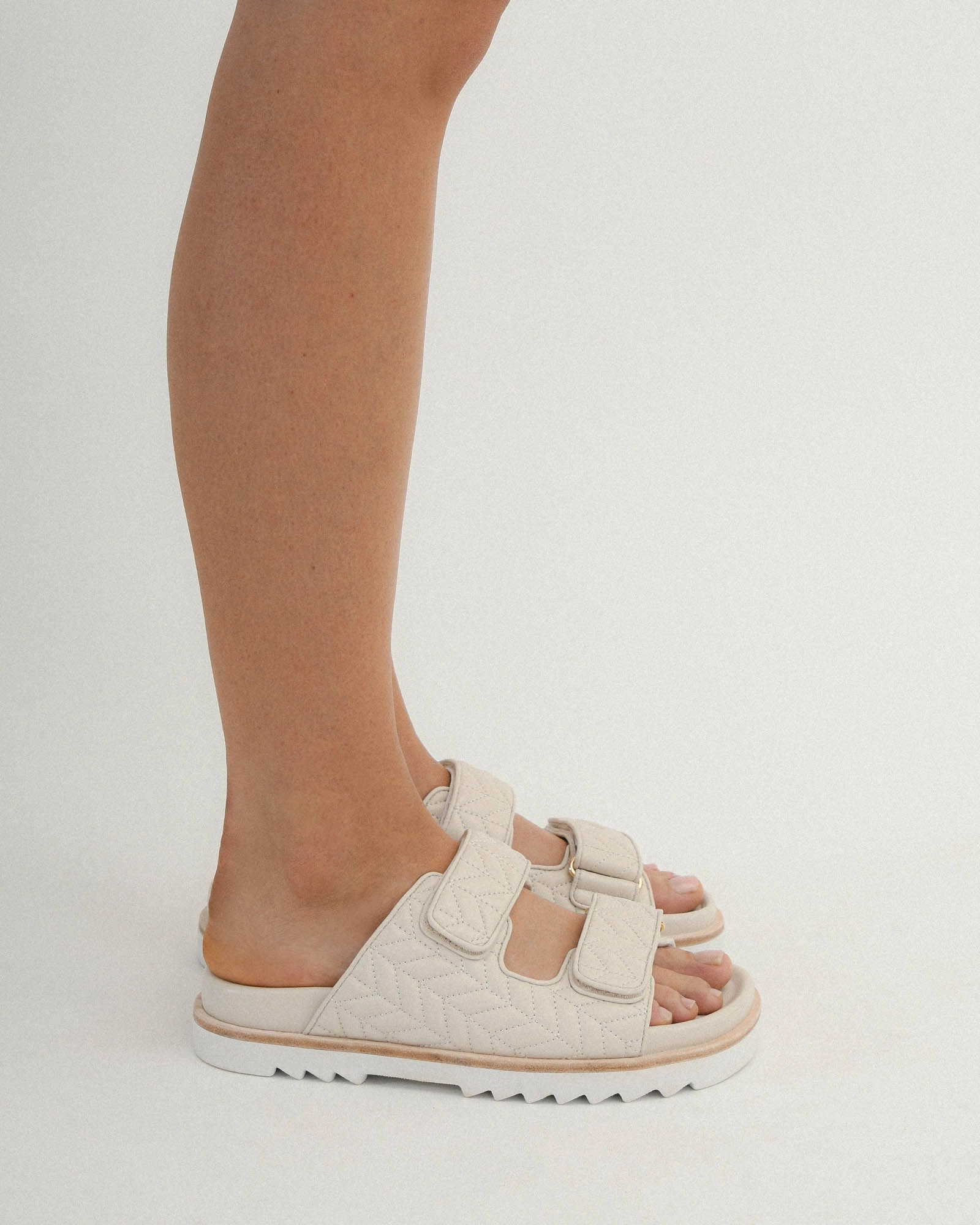 Ease In Motion Carry Your Vibe Verity Flat Sandals Off White Leather