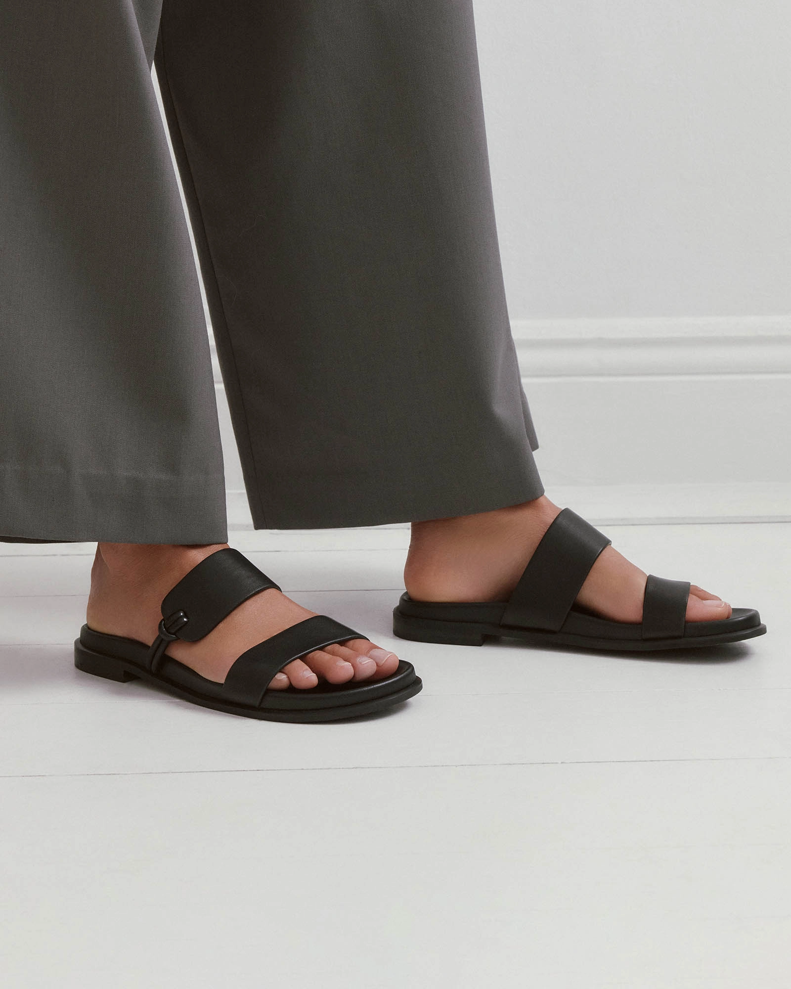 Hayes Flat Sandals Black Leather Style Made Easy Forward-Looking Fit