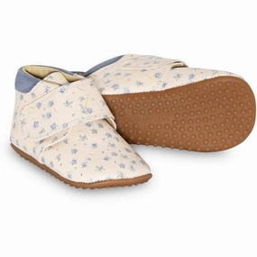 Pom Pom Indoor Shoe Velcro Forget Me Not Flow-Forward Edge In Motion