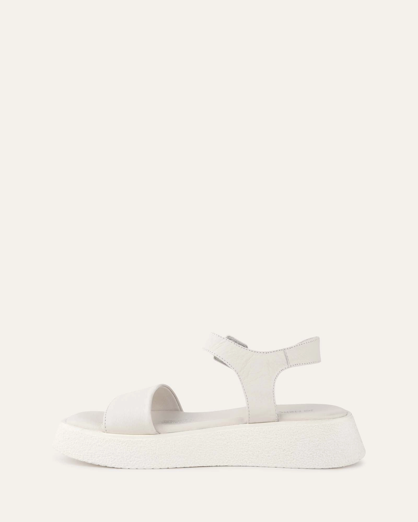 Optimized Outfit Sleek Citywear Zuri Flat Sandals White Leather